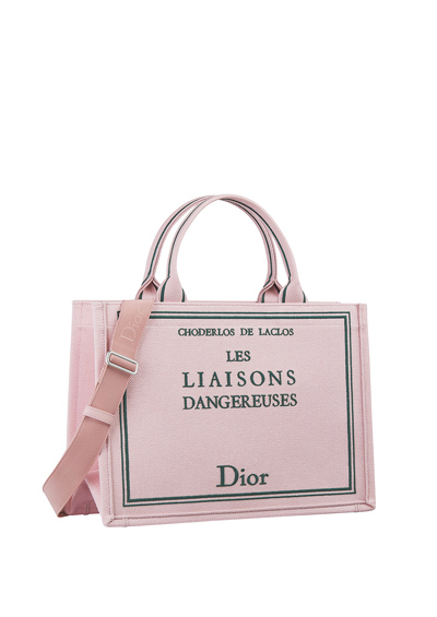 Dior Book Tote粉紅色刺繡帆布中型托特包,11萬元。(Dior提供) Dior Book Tote粉紅色刺繡帆布中型托特包,11萬元。(Dior提供)