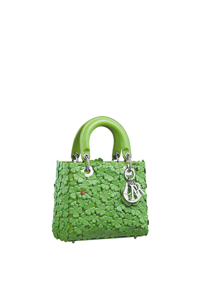 Lady Dior綠色幸運草瓢蟲裝飾小羊皮小型提包,35萬元。(Dior提供) Lady Dior綠色幸運草瓢蟲裝飾小羊皮小型提包,35萬元。(Dior提供)