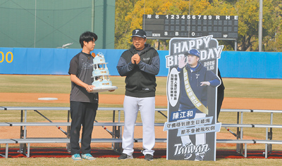 世界棒球經典賽開訓典禮,中華隊替教練「紅龜」陳江和慶生,他許下全隊健康與包機前往邁阿密的願望。(羅琦文攝) 世界棒球經典賽開訓典禮,中華隊替教練「紅龜」陳江和慶生,他許下全隊健康與包機前往邁阿密的願望。(羅琦文攝)