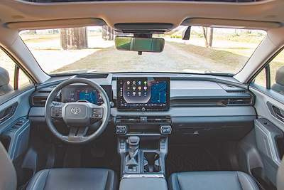 儀表控台以水平線條勾勒出寬廣開闊的視野。(陳大任攝) 儀表控台以水平線條勾勒出寬廣開闊的視野。(陳大任攝)