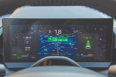 儀表顯示手機導航地圖(圖為Google Maps)。(陳大任攝) 儀表顯示手機導航地圖(圖為Google Maps)。(陳大任攝)