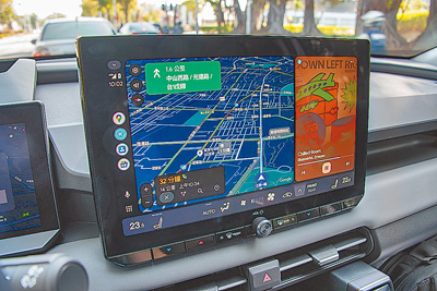 旗艦版配備12.9吋日本原廠懸浮式中控主機。(陳大任攝) 旗艦版配備12.9吋日本原廠懸浮式中控主機。(陳大任攝)