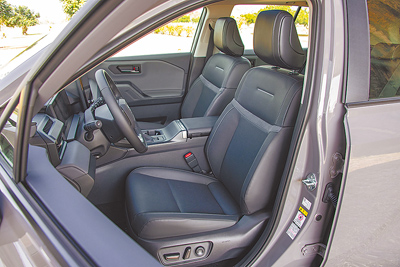 後座椅背有兩段傾斜度調整功能。(陳大任攝) 後座椅背有兩段傾斜度調整功能。(陳大任攝)