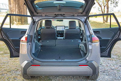 後座打平後可極大化行李廂容量。(陳大任攝) 後座打平後可極大化行李廂容量。(陳大任攝)