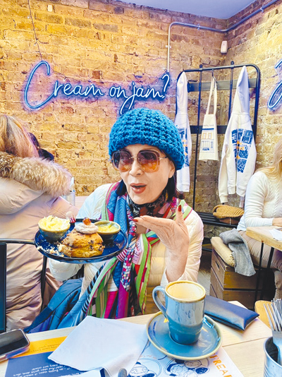 白嘉莉享受英國美食。(白嘉莉提供) 白嘉莉享受英國美食。(白嘉莉提供)