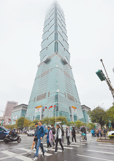 24日天候不佳,導致霍諾德徒手攀爬台北101的計畫延期。(范揚光攝) 24日天候不佳,導致霍諾德徒手攀爬台北101的計畫延期。(范揚光攝)