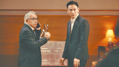 港星田啟文(左)的搞笑功力讓片中的女婿劉冠廷也招架不住。(水花電影提供) 港星田啟文(左)的搞笑功力讓片中的女婿劉冠廷也招架不住。(水花電影提供)