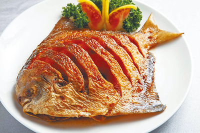 「干煎大銀鯧」特選身形碩大飽滿的銀鯧,象徵年年有餘。(神旺潮品集提供) 「干煎大銀鯧」特選身形碩大飽滿的銀鯧,象徵年年有餘。(神旺潮品集提供)