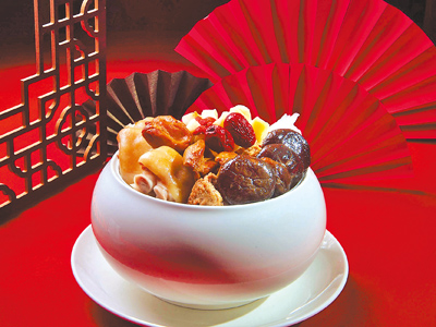 「潮品佛跳牆」以精燉高湯加入廣肚、鮑魚、螺頭等精選食材細火慢燉。(神旺潮品集提供) 「潮品佛跳牆」以精燉高湯加入廣肚、鮑魚、螺頭等精選食材細火慢燉。(神旺潮品集提供)