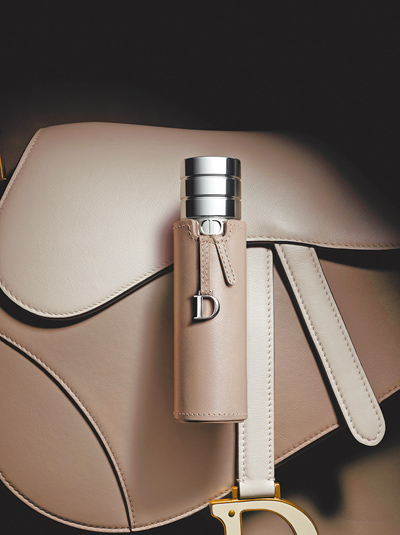 Dior此次也以馬鞍包為靈感,推出全新皮革隨身瓶套。(Dior提供) Dior此次也以馬鞍包為靈感,推出全新皮革隨身瓶套。(Dior提供)