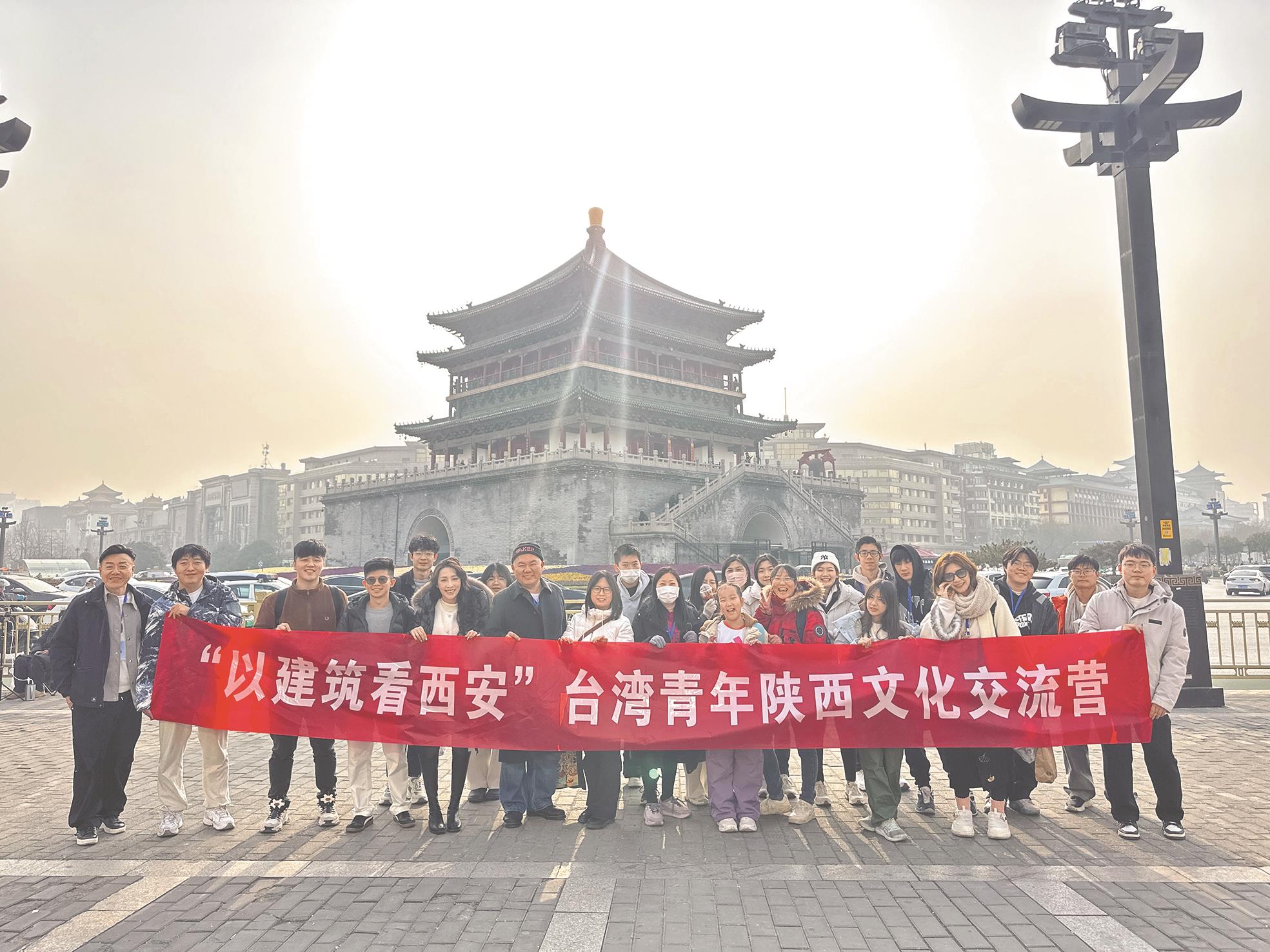 台灣同學在西安標誌性建築鐘樓前合影留念。(周聖浩攝) 台灣同學在西安標誌性建築鐘樓前合影留念。(周聖浩攝)