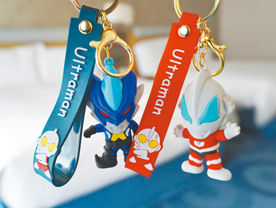 福容高雄店響應高雄燈會,入住指定專案,每房即贈「超人力霸王造型鑰匙圈」1個。(福容大飯店提供) 福容高雄店響應高雄燈會,入住指定專案,每房即贈「超人力霸王造型鑰匙圈」1個。(福容大飯店提供)