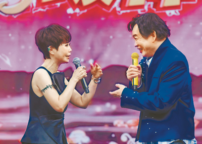 詹雅雯(左)跟康康在《綜藝一級棒》鬥嘴。(中視提供) 詹雅雯(左)跟康康在《綜藝一級棒》鬥嘴。(中視提供)