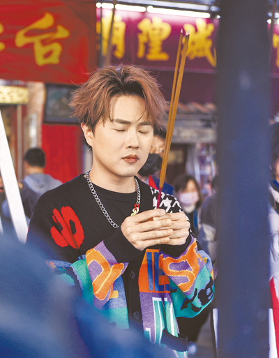 陳孟賢閉眼虔誠許願。(陳俊吉攝) 陳孟賢閉眼虔誠許願。(陳俊吉攝)