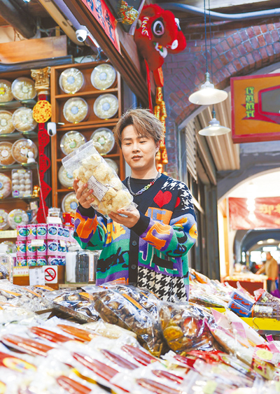 陳孟賢在年前特地到迪化街挑選年貨。(陳俊吉攝) 陳孟賢在年前特地到迪化街挑選年貨。(陳俊吉攝)
