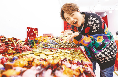 陳孟賢捧著金幣巧克力超開心。(陳俊吉攝) 陳孟賢捧著金幣巧克力超開心。(陳俊吉攝)