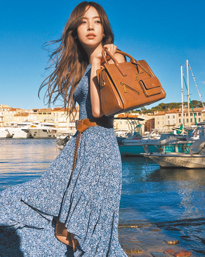 Nychaa以迷人魅力演繹MICHAEL KORS系列服裝。(MICHAEL KORS提供) Nychaa以迷人魅力演繹MICHAEL KORS系列服裝。(MICHAEL KORS提供)