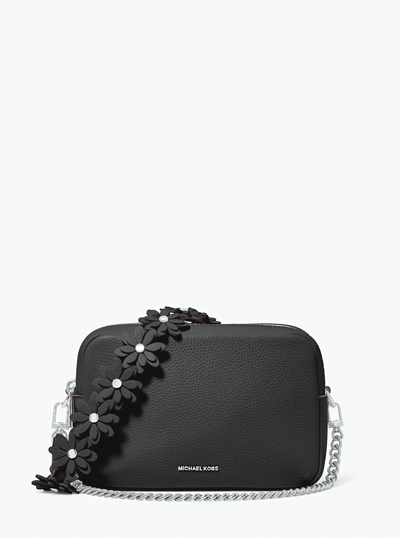 MICHAEL KORS廣受歡迎的Bryant相機包以多口袋設計或花朵肩帶搭配皮革面料。(MICHAEL KORS提供) MICHAEL KORS廣受歡迎的Bryant相機包以多口袋設計或花朵肩帶搭配皮革面料。(MICHAEL KORS提供)