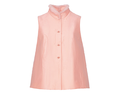 夏姿貂毛立領緹花棉襖背心,3萬5800元。(夏姿提供) 夏姿貂毛立領緹花棉襖背心,3萬5800元。(夏姿提供)