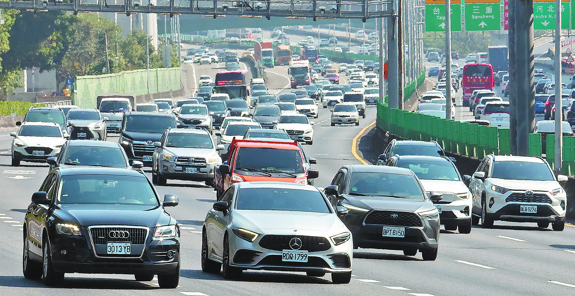 連假首日車潮湧現,高公局提醒,今、明上國道要注意9地雷路段。(范揚光攝) 連假首日車潮湧現,高公局提醒,今、明上國道要注意9地雷路段。(范揚光攝)