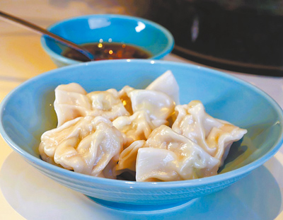 「雲錦」的「芹香鱈魚水餃」被譽為精品界「天龍國水餃」,每份6顆售價460元加1成,年賣4.2萬顆。(陳韻萍攝) 「雲錦」的「芹香鱈魚水餃」被譽為精品界「天龍國水餃」,每份6顆售價460元加1成,年賣4.2萬顆。(陳韻萍攝)