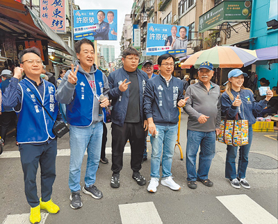 前立委費鴻泰(左二)2月28日陪同前辦公室主任、同為松信擬參選人的許原榮(右三)掃街,和李明璇人馬同場「強碰」,許、李同是「韓家軍」出身,不過仍互動友善,展現君子之爭的風度。(張珈瑄攝) 前立委費鴻泰(左二)2月28日陪同前辦公室主任、同為松信擬參選人的許原榮(右三)掃街,和李明璇人馬同場「強碰」,許、李同是「韓家軍」出身,不過仍互動友善,展現君子之爭的風度。(張珈瑄攝)