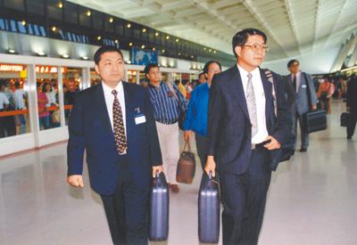 民國83年大陸發生千島湖事件,時任刑事局偵二隊長侯友宜(左)及火場鑑識專家組調查團到對岸調查。(本報資料照片) 民國83年大陸發生千島湖事件,時任刑事局偵二隊長侯友宜(左)及火場鑑識專家組調查團到對岸調查。(本報資料照片)