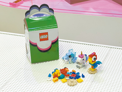 樂高萌寵美容院可拿到獨角獸、海馬或公雞零件包,完成體驗後可裝進萌寵盒。(徐梓榕攝) 樂高萌寵美容院可拿到獨角獸、海馬或公雞零件包,完成體驗後可裝進萌寵盒。(徐梓榕攝)