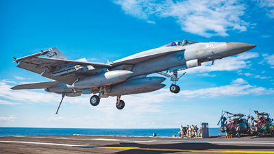 美國軍方證實有3名美軍在對伊朗軍事行動中死亡,川普誓言為他們復仇。圖為超級大黃蜂戰鬥機正降落在全球最大航母福特號上,該艦於1日執行「史詩怒火」行動支援任務。(美聯社) 美國軍方證實有3名美軍在對伊朗軍事行動中死亡,川普誓言為他們復仇。圖為超級大黃蜂戰鬥機正降落在全球最大航母福特號上,該艦於1日執行「史詩怒火」行動支援任務。(美聯社)