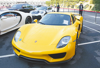 台北地檢署偵辦太子集團案件,查扣資產超過50億元,其中最受矚目的33輛豪車2日公開拍賣,最後賣出24輛,總金額為4億3662萬;四大神獸中的「蛙王」Porsche 918 Spyder則以5600萬元拍出。(趙雙傑攝) 台北地檢署偵辦太子集團案件,查扣資產超過50億元,其中最受矚目的33輛豪車2日公開拍賣,最後賣出24輛,總金額為4億3662萬;四大神獸中的「蛙王」Porsche 918 Spyder則以5600萬元拍出。(趙雙傑攝)