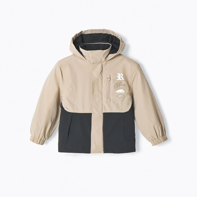 Global Mall新北中和推roots kids FUTURE SCRIPT外套,原價4080元、優惠價2448元。(Global Mall提供) Global Mall新北中和推roots kids FUTURE SCRIPT外套,原價4080元、優惠價2448元。(Global Mall提供)