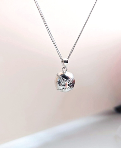 京站寵愛Q卡友祭出刮刮樂活動,有機會獲得棒球項鍊。
(京站提供) 京站寵愛Q卡友祭出刮刮樂活動,有機會獲得棒球項鍊。
(京站提供)