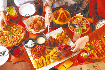 以炸雞為主題的韓式餐廳BHC信義ATT分店,經典賽期間設應援席次。(BHC炸雞提供) 以炸雞為主題的韓式餐廳BHC信義ATT分店,經典賽期間設應援席次。(BHC炸雞提供)