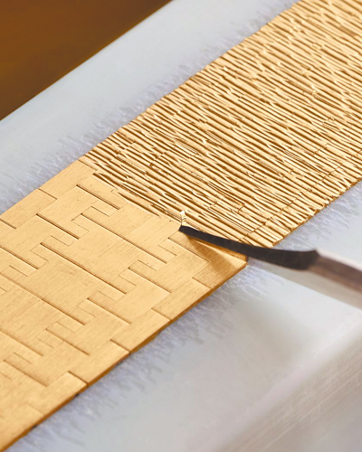 伯爵Decor Palace宮廷式雕刻飾紋,是工匠以手工雕鑿金質表面,成為一大特色。(PIAGET提供) 伯爵Decor Palace宮廷式雕刻飾紋,是工匠以手工雕鑿金質表面,成為一大特色。(PIAGET提供)