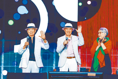 民歌教母陶曉清出席「臺北大巨蛋 民歌大團圓」,左為吳楚楚、張明智。(中華音樂人交流協會提供) 民歌教母陶曉清出席「臺北大巨蛋 民歌大團圓」,左為吳楚楚、張明智。(中華音樂人交流協會提供)