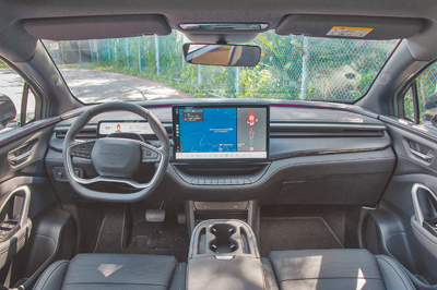 儀表控台可謂簡約大方。(陳大任攝) 儀表控台可謂簡約大方。(陳大任攝)