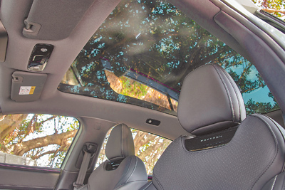 玻璃車頂隔熱功能頗佳。(陳大任攝) 玻璃車頂隔熱功能頗佳。(陳大任攝)