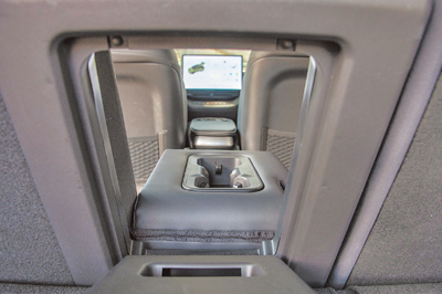 中央置物孔可放置長形物品。(陳大任攝) 中央置物孔可放置長形物品。(陳大任攝)