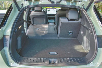 行李廂平整化,方便取放物品。(陳大任攝) 行李廂平整化,方便取放物品。(陳大任攝)