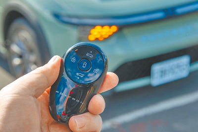 鑰匙遙控功能操作簡單明瞭。(陳大任攝) 鑰匙遙控功能操作簡單明瞭。(陳大任攝)