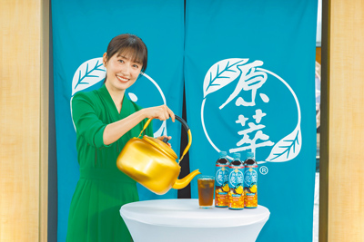 原萃鍋煮風味麥茶讓田中千繪直呼還原了熟悉日本家鄉味。(可口可樂公司提供) 原萃鍋煮風味麥茶讓田中千繪直呼還原了熟悉日本家鄉味。(可口可樂公司提供)