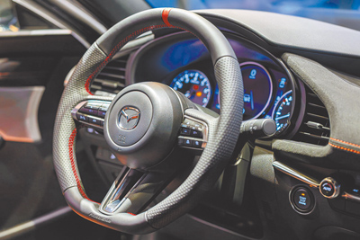 AutoExe NAPPA運動化平底方向盤。(台灣馬自達提供) AutoExe NAPPA運動化平底方向盤。(台灣馬自達提供)