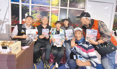 昔日台中市虎嘯新村居民8日在台中舉辦《虎嘯風雲》新書發表會暨新春感恩聚餐。(馮惠宜攝) 昔日台中市虎嘯新村居民8日在台中舉辦《虎嘯風雲》新書發表會暨新春感恩聚餐。(馮惠宜攝)