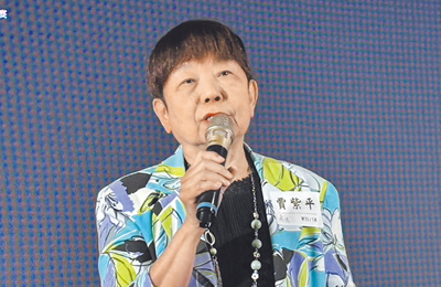 《虎嘯風雲》編委會核心成員賈紫平表示,這本書是她獻給天國母親的禮物,也是一份沉重的歷史託付。(馮惠宜攝) 《虎嘯風雲》編委會核心成員賈紫平表示,這本書是她獻給天國母親的禮物,也是一份沉重的歷史託付。(馮惠宜攝)