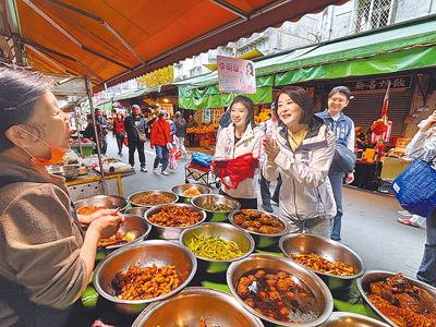 立委王鴻薇(右)8日陪同爭取國民黨提名的台北市松山、信義區議員擬參選人李明璇(左)至草埔市場拜票,獲許多民眾支持。(孫敬攝) 立委王鴻薇(右)8日陪同爭取國民黨提名的台北市松山、信義區議員擬參選人李明璇(左)至草埔市場拜票,獲許多民眾支持。(孫敬攝)