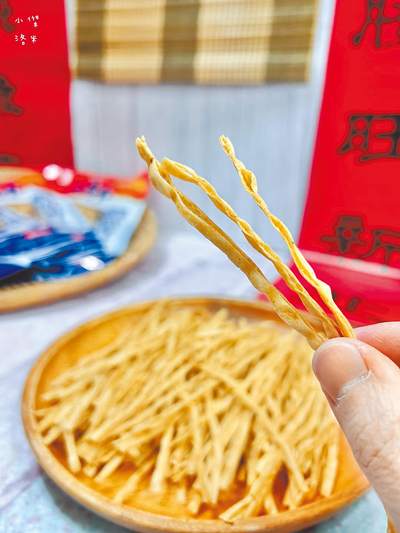 「浪味鱈魚香絲(微辣味)」完全不油膩,吃完後手部依舊保持乾淨。(宜蘭食品提供) 「浪味鱈魚香絲(微辣味)」完全不油膩,吃完後手部依舊保持乾淨。(宜蘭食品提供)