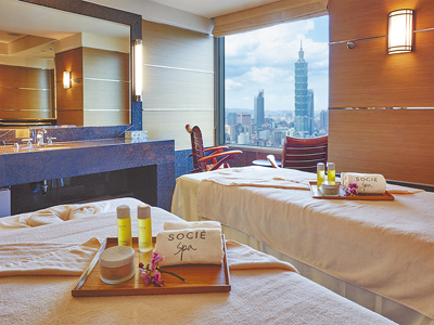 「閃耀女王 尊寵假期」Spa住房專案為女性打造專屬療癒時光,在細膩的精油按摩中,徹底釋放日常壓力。(台北遠東香格里拉提供) 「閃耀女王 尊寵假期」Spa住房專案為女性打造專屬療癒時光,在細膩的精油按摩中,徹底釋放日常壓力。(台北遠東香格里拉提供)