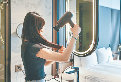 「尊爵輕奢 ULTIMATE美學」專案入住尊爵套房,搭贈價值近2萬的頂級吹風機。 (高雄福華大飯店提供) 「尊爵輕奢 ULTIMATE美學」專案入住尊爵套房,搭贈價值近2萬的頂級吹風機。 (高雄福華大飯店提供)