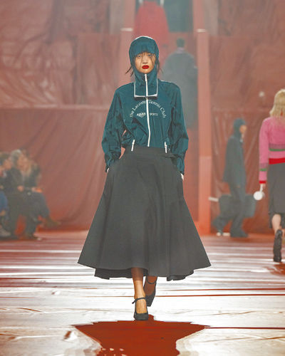 將當年賽事中的暴雨考量進去,也帶來部分帶有防水機能的服裝。(Lacoste提供) 將當年賽事中的暴雨考量進去,也帶來部分帶有防水機能的服裝。(Lacoste提供)