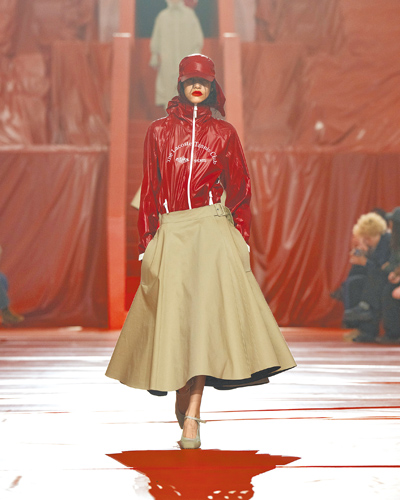 色系也重現了網球紅土場的色調,用色相當高雅。(Lacoste提供) 色系也重現了網球紅土場的色調,用色相當高雅。(Lacoste提供)